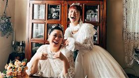 Amanda劉紀範（左）與Lulu換上白紗（圖／翻攝自IG@ amanda_itsme）