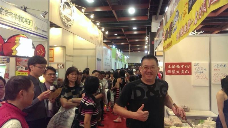 前主播楊中化遭控賣朱銘贗品，被檢方依詐欺、偽造文書等罪起訴，他首開庭喊冤：不知道是假的。（圖／翻攝主播楊中化 爆漿大貢丸臉書）