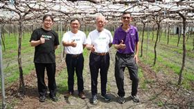 好食好事基金會董事長楊瑞昌（左二）帶領團隊，與頂新和德基金捐助人代表魏應充訪視。（圖／好食好事基金會提供） 