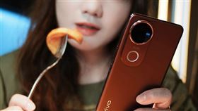 迎戰iPhone，安卓來勢洶洶！傑昇通信買vivo V50蔡司鏡頭手機狂降9千元。