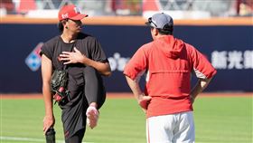 味全龍總教練葉君璋，賽前指導投手黃暐傑。（圖／味全龍提供） 