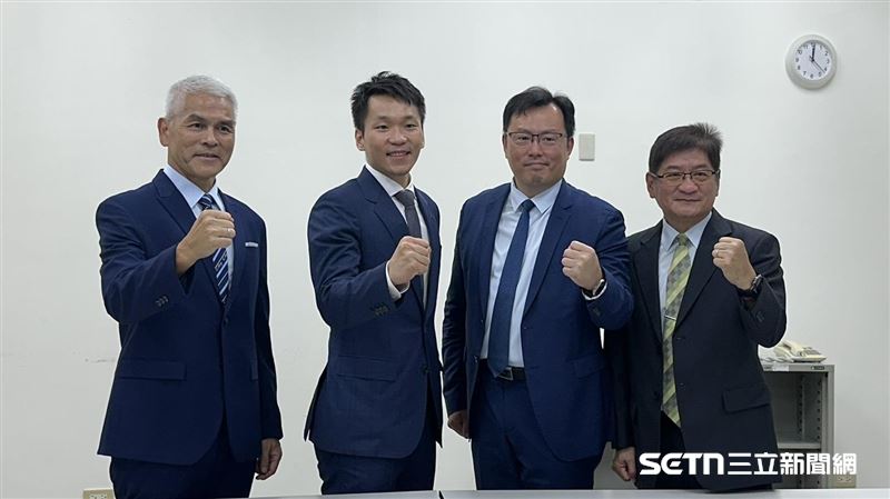 運動部長李洋與政務次長鄭世忠、黃啟煌以及常務次長洪志昌。（圖／記者蔡厚瑄攝影）