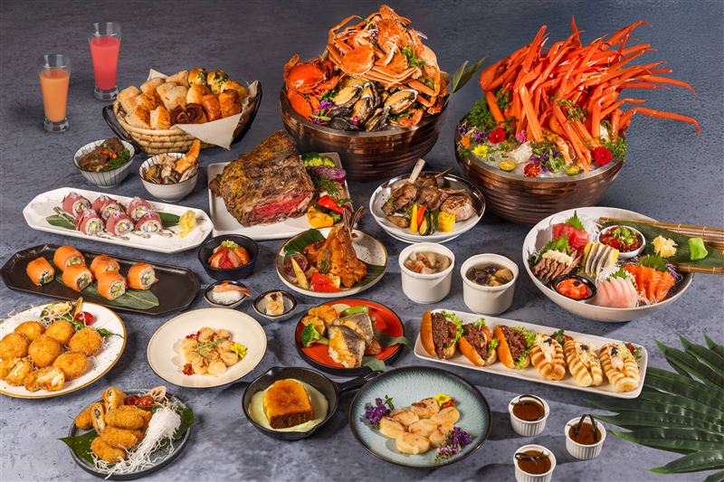 長榮鳳凰酒店（礁溪）全新推出周日限定奢華早午餐，集結龍蝦、鱈場蟹、澳洲和牛、紐西蘭羊排、鮭魚卵海鮮丼飯，干貝等頂級珍饈，琳瑯滿目的海陸佳餚一次齊聚，為旅人開啟專屬假日的尊寵儀式感。（圖／飯店旅宿業者提供）
