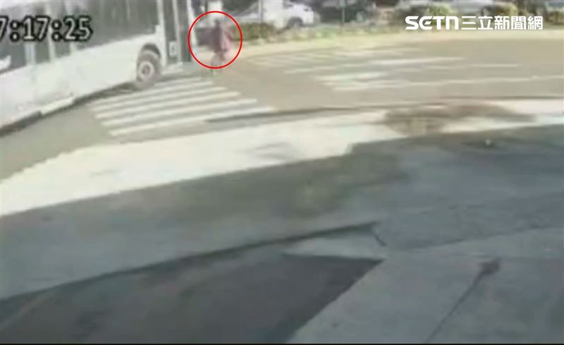 嘉義單車婦遭右轉公車輾斃畫面曝光。（圖／翻攝畫面）