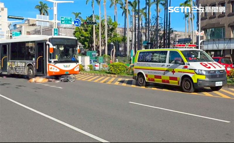 單車婦遭捲入車底當場死亡。（圖／翻攝畫面）