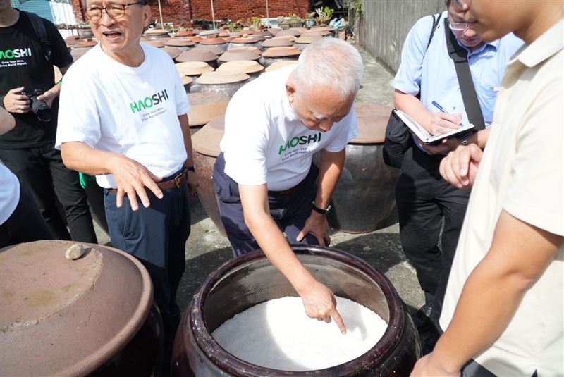 頂新和德基金捐助人代表魏應充走訪彰化百年醬油廠「新和春醬油」。（圖／好食好事基金會提供）