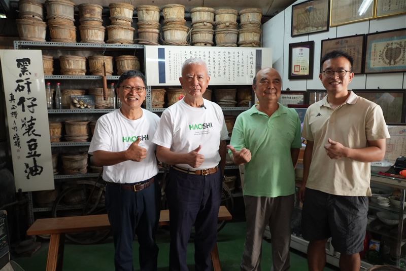 頂新和德基金捐助人代表魏應充化身業師赴好食好事輔導的食農創生團隊「新和春醬油廠」交流（圖／好食好事基金會提供）