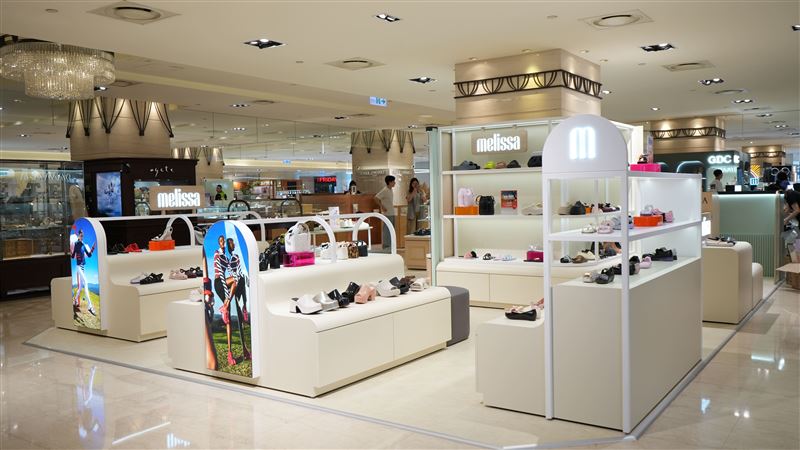 Melissa全台首間獨立店進駐統一時代百貨台北店二樓，以簡約明亮的米白色調設計登場。（圖／品牌業者提供）