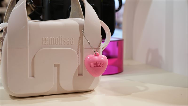 Melissa推出限時開幕優惠，消費即贈品牌專屬愛心吊飾。（圖／品牌業者提供）