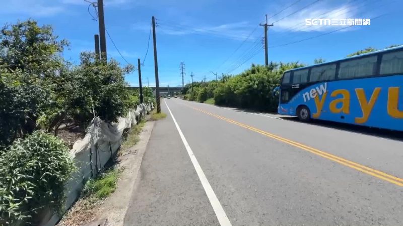 農民說，一般看到機車都會閃，也會注意風向
