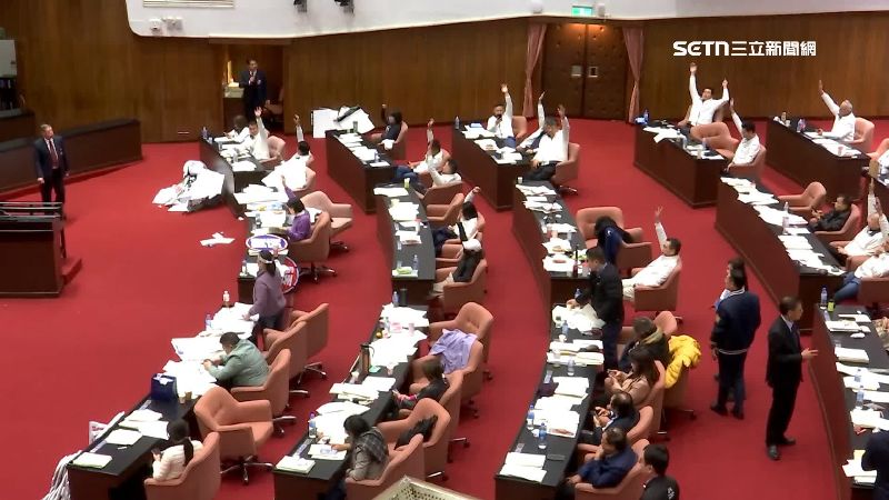 藍白去年強推財劃法，但計算公式引發爭議