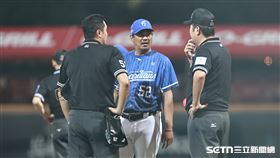 中職36年例行賽，富邦悍將先發投手力亞士被要求更換釘鞋，總教練陳金鋒上場抗議。（圖／記者劉彥池攝影）