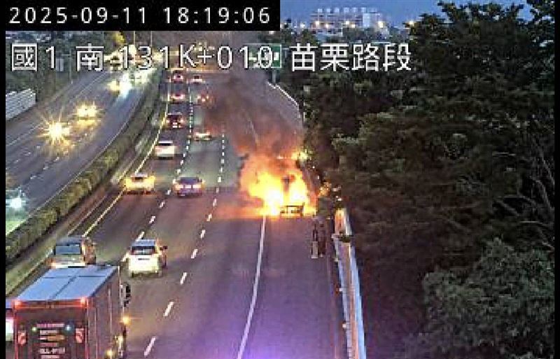 國道一號南下苗栗路段驚見火燒車。（圖／翻攝國道即時路況）