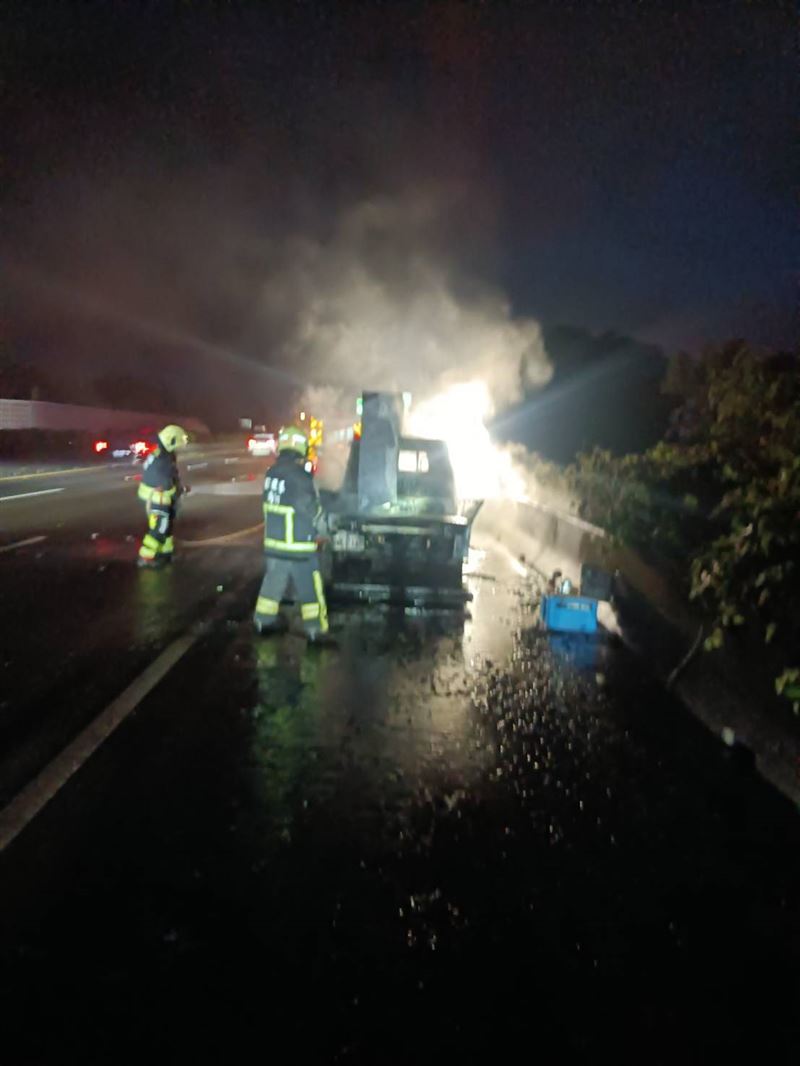 消防人員撲滅火勢，起火原因仍待調查。（圖／翻攝畫面）