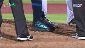 富邦悍將力亞士釘鞋反光。（圖／翻攝CPBLTV） 