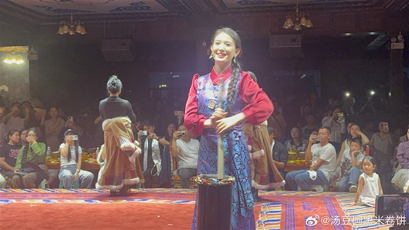 容中美麗又優雅的姿態讓她一炮而紅。（圖／翻攝自微博）