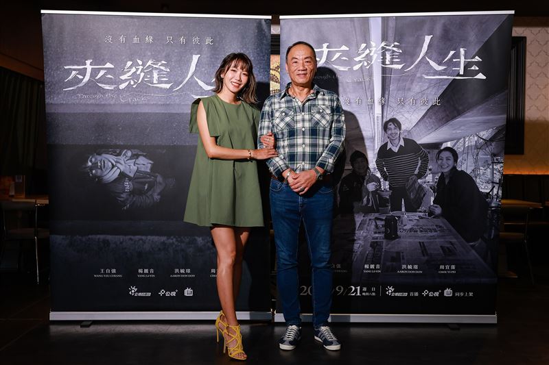 大牙（左）、王自強合作《夾縫人生》。（圖／公視台語台提供）