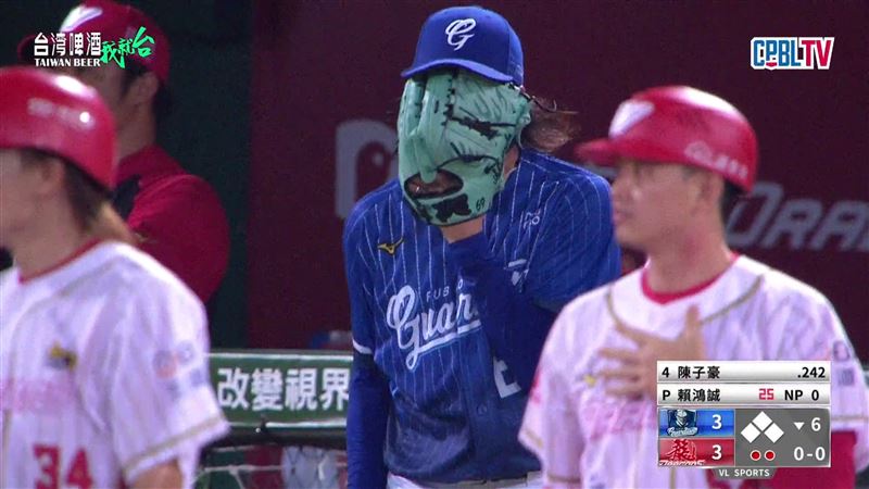 富邦悍將單局2次守備失誤,投手鈴木駿輔摀臉怒吼。(圖/翻攝CPBLTV)