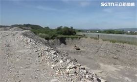 高雄市政府11日再加重裁罰盜採砂石案1130萬元。（圖／翻攝畫面）