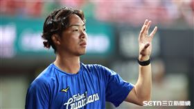 中職36年例行賽，富邦悍將先發投手鈴木駿輔。（圖／記者劉彥池攝影）
