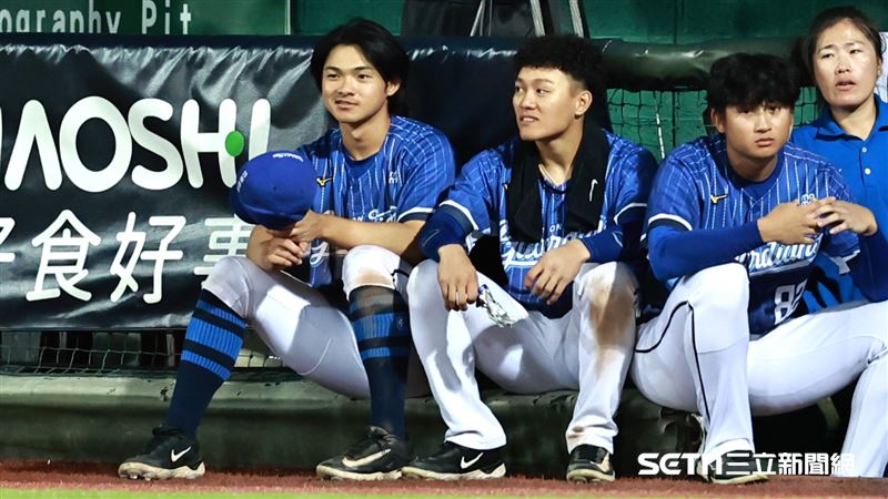 中職36年例行賽，富邦悍將二壘手林澤彬、中外野手周佳樂同場敲出三壘安打。（圖／記者劉彥池攝影）