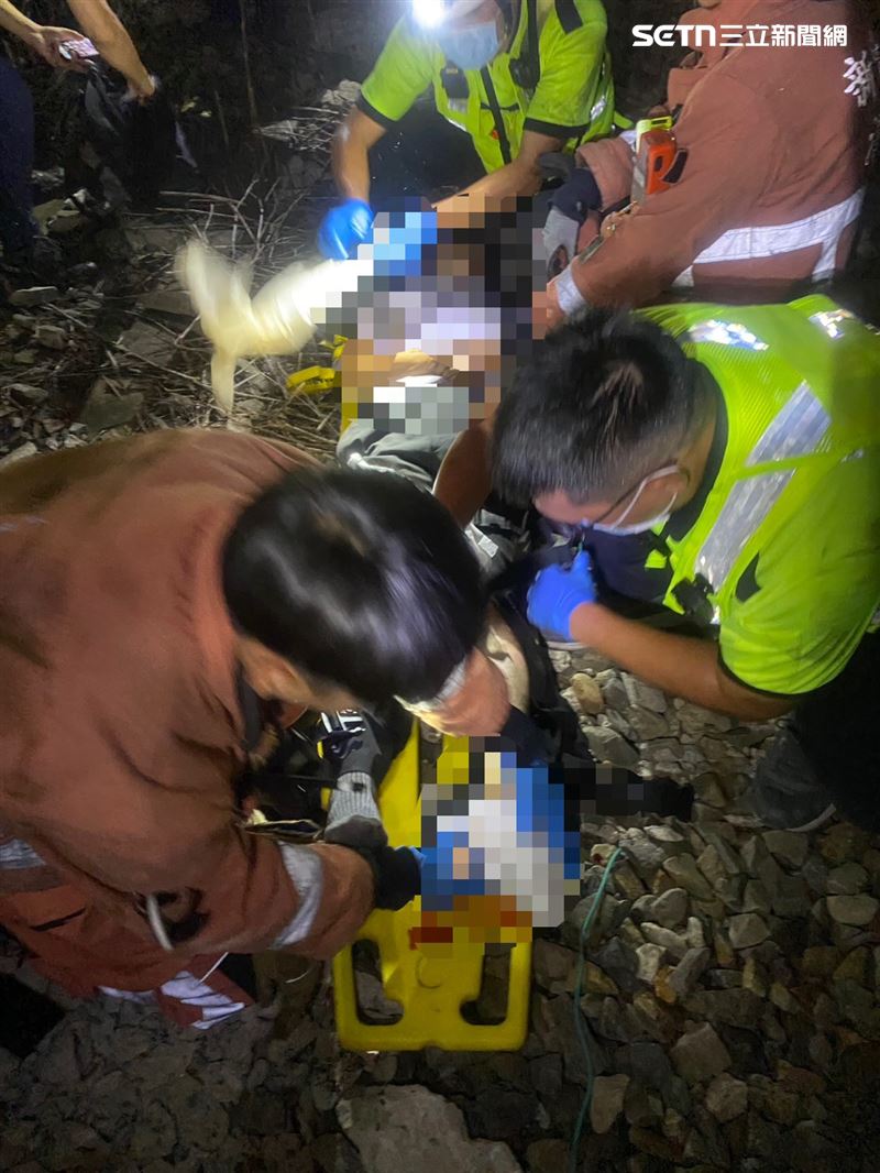 區間車撞上落軌男，警消將人脫困後緊急送醫。（圖／翻攝畫面）