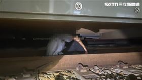 區間車撞上落軌男，警消將人脫困後緊急送醫。（圖／翻攝畫面）