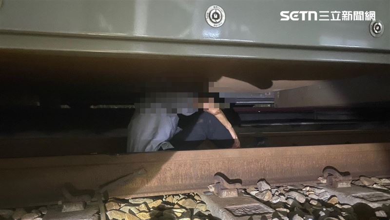 台鐵列車撞落軌男「斷腳掌、手變形」