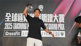 賽事推廣大使「玖壹壹」洋蔥挑戰單手啞鈴抓舉項目。（圖／大漢整合行銷提供） 