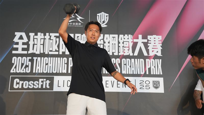 賽事推廣大使「玖壹壹」洋蔥挑戰單手啞鈴抓舉項目。（圖／大漢整合行銷提供）