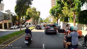 好貴的車禍！保時捷駕駛開門「車門遭撞」維修費恐10萬，圖／threads @qinwielun授權）