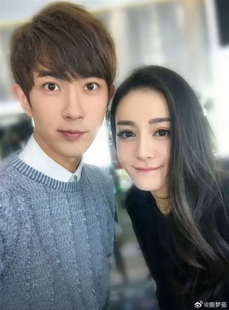 迪麗熱巴（右）和于朦朧同樣都是新疆人，交情也相當不錯。（圖／翻攝自微博）