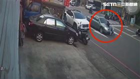 騙我媽400萬!孝女趴引擎蓋肉身擋車遭拖行(圖/翻攝畫面)
