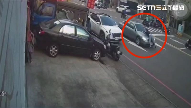 車手發覺異狀駕車逃逸，邱婦的女兒竟情急下趴在引擎蓋上攔阻，隨車行駛近1公里受傷，所幸最終遭警方攔截圍捕成功。(圖/翻攝畫面)