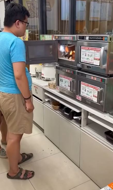 一名網友將便當放進微波爐加熱，變成木炭便當盒。（圖／翻攝自「竹北人有事嗎？」臉書）