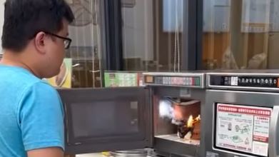 新竹縣知名連鎖超商，近日有顧客前往使用自助微波爐，意外起火，他當場傻眼，呆站在微波爐前。（圖／翻攝自「竹北人有事嗎？」臉書）