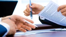 圖片關鍵字, 圖片關鍵字, 圖片關鍵字。（示意圖／翻攝自XXX）國泰人壽推「美愛康盈」美元利變保單，四大給付特色減輕癌友負擔，醫療保障與資產傳承一次到位。（示意圖／PIXABAY）  