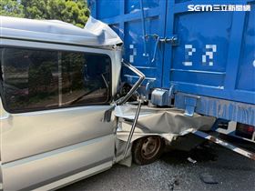 驚悚車禍!台電外包車遭撞廂型車凹成V字型（圖／翻攝畫面）