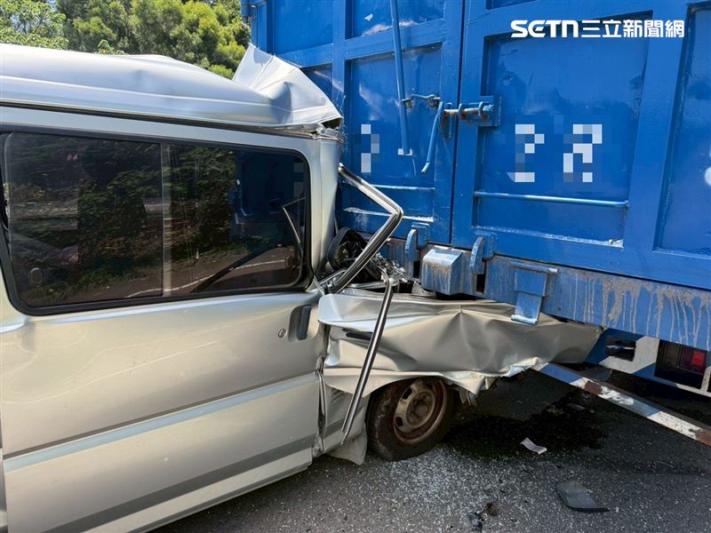 民眾駕駛廂型車，未注意前方停車作業，直接追撞前方大貨車，導致小客車車頭全毀，且整個車頭幾乎塞進大貨車的車斗下方。（圖／翻攝畫面）