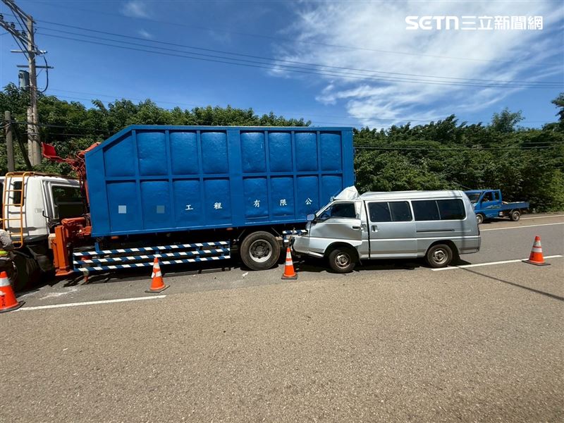車輛後方雖放有施作警示標誌，但仍遭廂型車撞上。（圖／翻攝畫面）