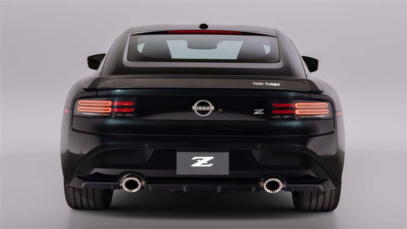 日產Z Heritage Edition加上碳纖維尾翼。(圖/翻攝Nissan網站)