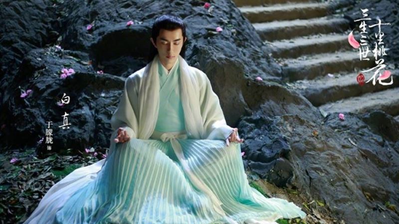 于朦朧在《三生三世十里桃花》中出演白真，被譽為「四海八荒第一美男」，演出受到高度關注。（圖／翻攝自于朦朧微博）