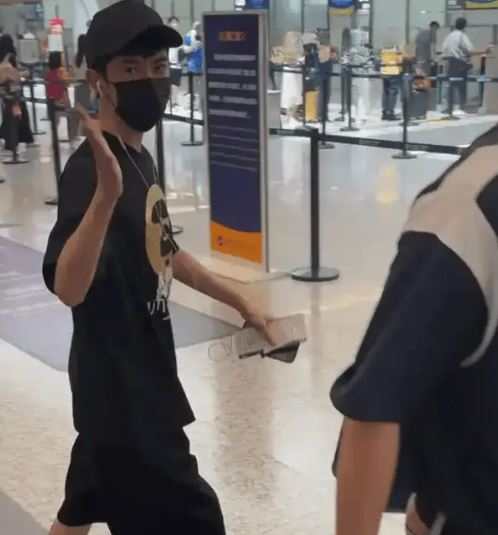 于朦朧最後一次公開亮相是在2025年8月13日被粉絲在機場捕捉身影。（圖／翻攝自微博）