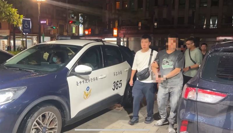 警方循線逮捕打群架嫌犯，意外揪出4名逃逸移工跟2名通緝犯。(圖／翻攝畫面)