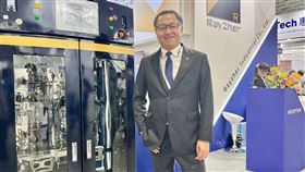 銳澤(7703)於 SEMICON Taiwan 2025 展出環保高效能的「肘管集塵裝置」與「粉塵捕捉器」設備，強化市場競爭力並積極推進新式產品送樣，助力未來訂單成長。圖中為總經理周谷樺。（圖／銳澤）