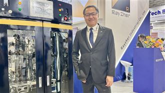 銳澤(7703)於 SEMICON Taiwan 2025 展出環保高效能的「肘管集塵裝置」與「粉塵捕捉器」設備，強化市場競爭力並積極推進新式產品送樣，助力未來訂單成長。圖中為總經理周谷樺。（圖／銳澤）