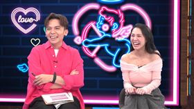 黃豪平跟熊熊主持。（圖／《戀愛熊天秤》提供）