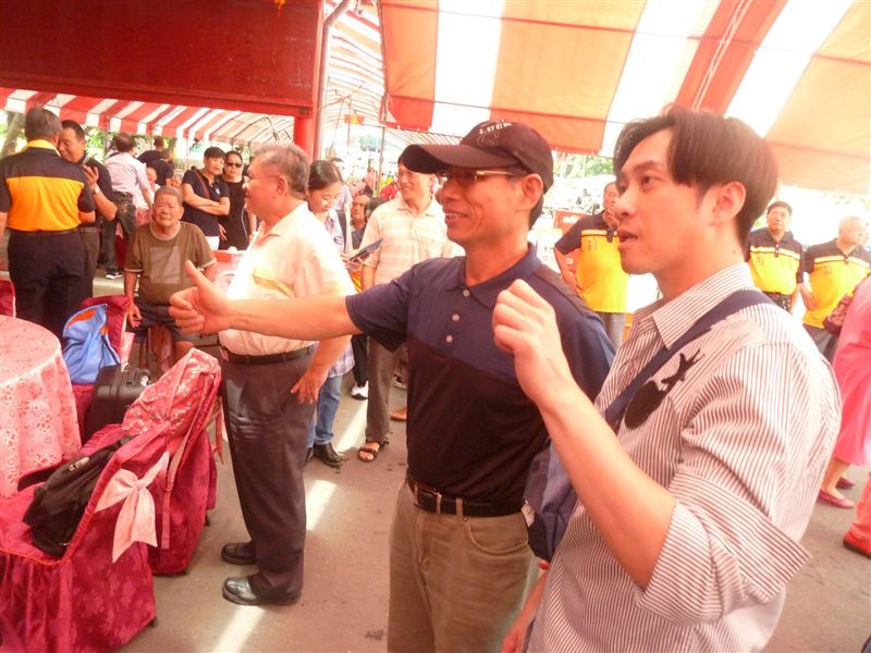 陳漢典仍關心家鄉，圖為他前往保安宮。（圖／翻攝自草湖保安宮）