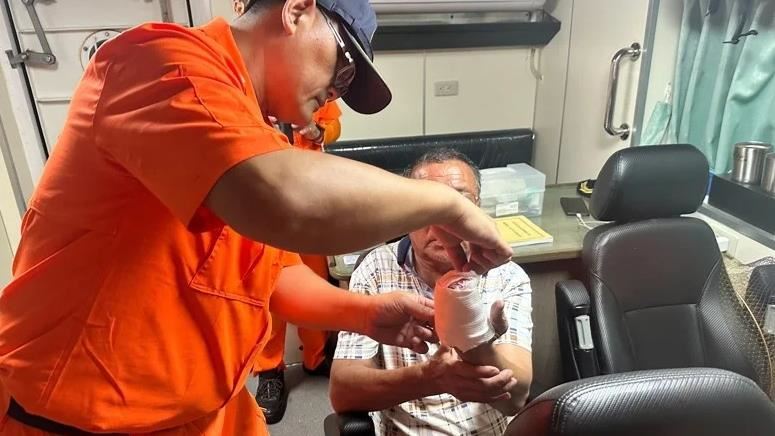 船長左手不慎捲入起網機，當場被絞斷3根手指。（圖／翻攝畫面）