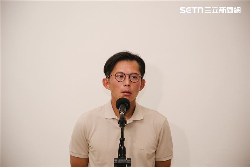 被網友拿來與「世界第一帥」金泰亨比較，黃國昌說「差太遠了啦！真的」。（圖／記者楊士誼攝影）